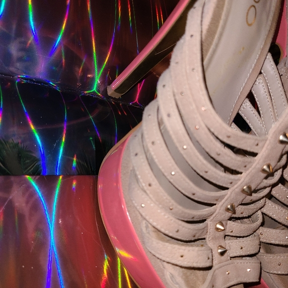 Vintage ALDO Neon Pink and Tan Ankle Strap Gold Studded Platforms Size 8.5 - Picture 9 of 15